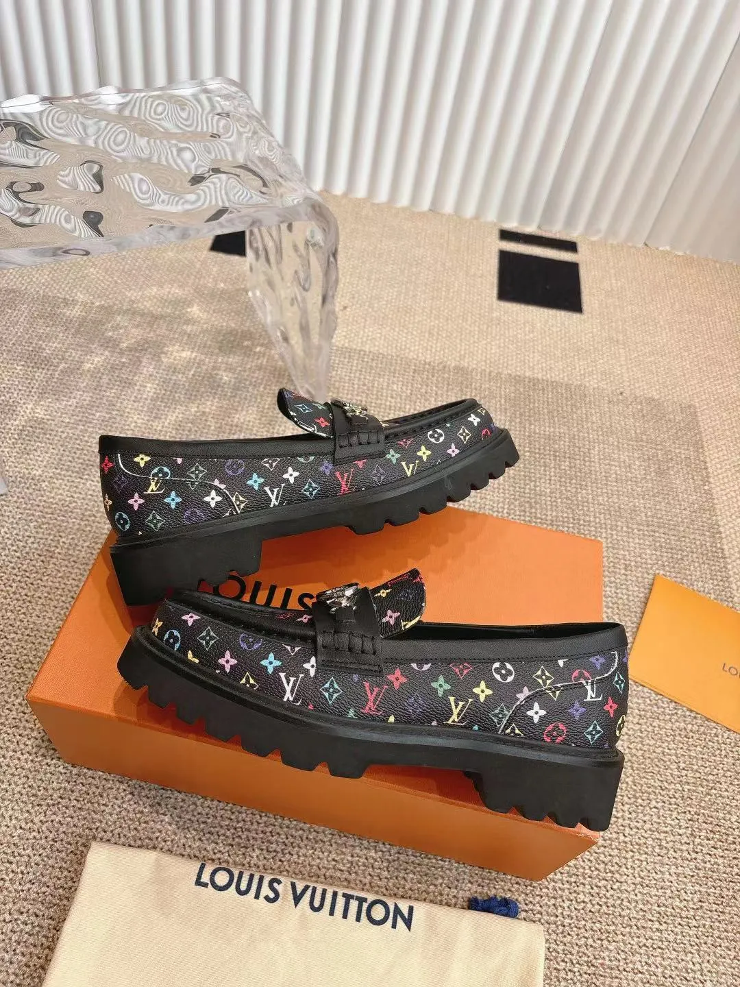 👟👟Ex-factory price 720👟👟 Loaf | ²⁰²5 𝐬𝐬 🤍🤎 LV Louis Vuitton counter’s latest 🆕presbyopia cowhide thick-soled loafer series! New for purchasing agents 🆕 This platform thick-soled series is very popular this year. It has a height-increasing effect and is a fashion leader. It is absolutely yyds! Fabric: Imported open-edge beaded cowhide, cowhide lining. Thick-soled platform shoelaces with logo and non-slip soles. This shoe is very comfortable on the feet and feels great. Original one-to-one molded outsole. Heel height 5cm. Size: 35-41 40 41 Customized ⚠ Comes with counter packaging